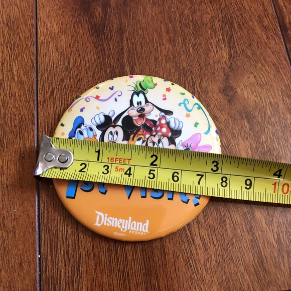 5 Disneyland pins - Picture 2 of 4